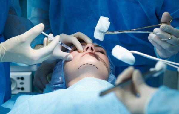 大财配资 当消费遇上AI｜近万家新注册医美相关企业背后，消费医疗市场的春天来了？