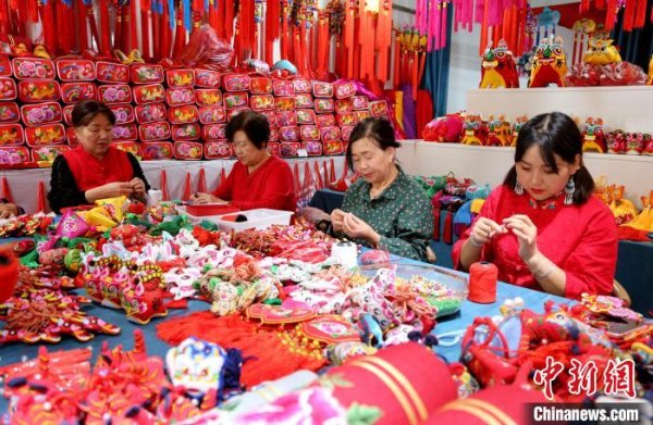 易投配资 甘肃庆阳香包链百业 绣娘&ldquo;带着娃绣着花挣着钱&rdquo;