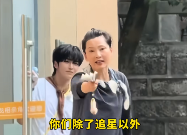 股涨柜 62岁女演员何赛飞公开喊话“结婚生子”，网友吵翻